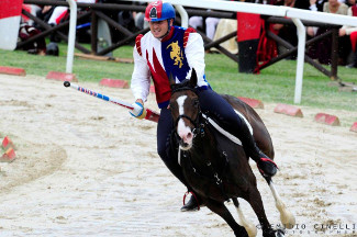 Il cavaliere Fabio Picchioni del Sestiere Porta Romana si lancia per il rettilinio finale della 1^ tornata.