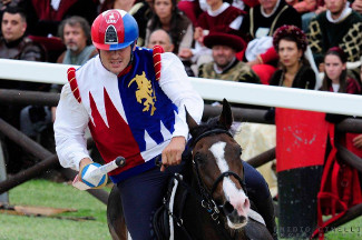 Il cavaliere Fabio Picchioni del Sestiere Porta Romana si lancia per il rettilinio finale della 1^ tornata.