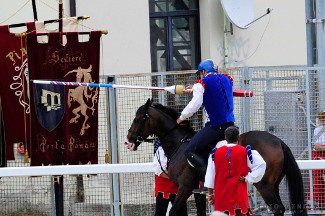 Il cavaliere Fabio Picchioni del Sestiere Porta Romana si prepara per la sua 2^ tornata.