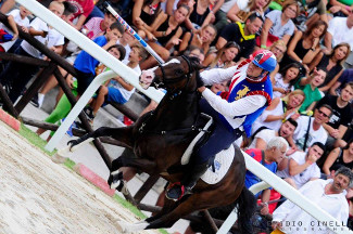 Il cavaliere Fabio Picchioni del Sestiere Porta Romana si lancia per la sua 2^ tornata.