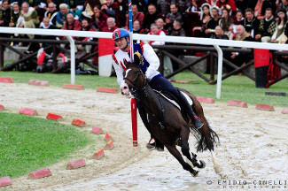Il cavaliere Fabio Picchioni del Sestiere Porta Romana alla curva del Cassero durante la 2^ tornata.