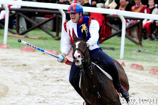 Il cavaliere Fabio Picchioni del Sestiere Porta Romana si lancia per il rettilinio finale della 2^ tornata.