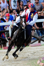 Il cavaliere Fabio Picchioni del Sestiere Porta Romana alla curva del Carmine durante la 3^ tornata.