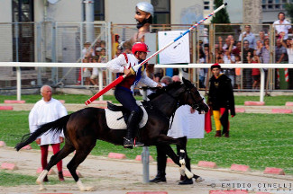 Il cavaliere Fabio Picchioni del Sestiere Porta Romana al bersaglio durante la 3^ tornata.