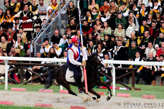 Il cavaliere Fabio Picchioni del Sestiere Porta Romana alla curva del Cassero durante la 3^ tornata.