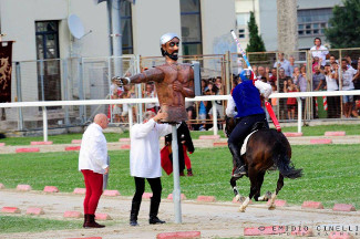 Il cavaliere Fabio Picchioni del Sestiere Porta Romana al bersaglio durante la 3^ tornata.
