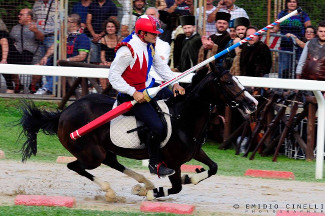 Il cavaliere Fabio Picchioni del Sestiere Porta Romana alla curva del Cassero durante la 3^ tornata.