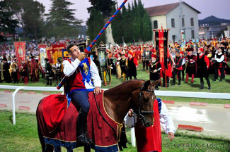 Il cavaliere Fabio Picchioni del Sestiere Porta Romana si concentra sulla lancia.