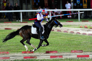 Il cavaliere Fabio Picchioni del Sestiere Porta Romana in sella a Genoria si prepara al primo assalto al moro.
