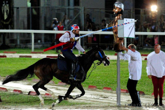 Il cavaliere Fabio Picchioni del Sestiere Porta Romana in sella a Genoria si prepara al primo assalto al moro.