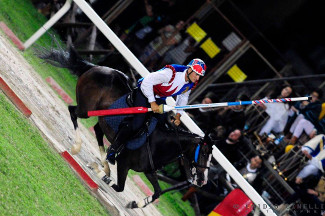 Il cavaliere Fabio Picchioni del Sestiere Porta Romana in sella a Genoria alla curva del Cassero.