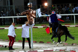 Il cavaliere Fabio Picchioni del Sestiere Porta Romana in sella a Genoria al bersaglio del secondo assalto al moro.