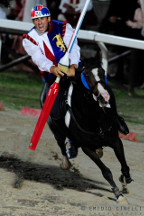Il cavaliere Fabio Picchioni del Sestiere Porta Romana in sella a Genoria si lancia per il rettilinio finale.