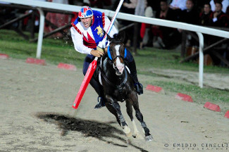 Il cavaliere Fabio Picchioni del Sestiere Porta Romana in sella a Genoria si lancia per il rettilinio finale.