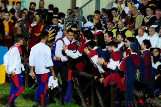 Fabio Picchioni del Sestiere Porta Romana conclusa la 3^ ed ultima tornata riceve i complimenti dei suoi sestieranti.