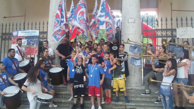 Gli atleti under accolti al sestiere al loro rientro da Ferrara.
