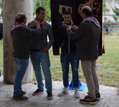 Il Caposestiere Pier Luigi Torquati ed il console Luigi Tulli mettono il fazzetto al collo dei cavalieri Fabio Picchioni e Lorenzo Melosso.