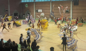 Le squadre si riscaldano.