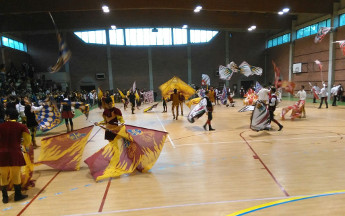 Le squadre si riscaldano.