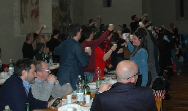 Si brinda durante la cena.