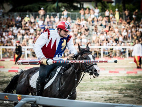 Il cavaliere Fabio Picchioni del Sestiere Porta Romana in sella a Genoria appena partito sul rettilinio iniziale.