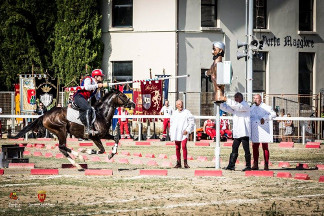 Il cavaliere Fabio Picchioni del Sestiere Porta Romana in sella a Genoria al primo assolto al moro.