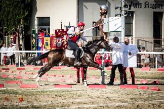 Il cavaliere Fabio Picchioni del Sestiere Porta Romana in sella a Genoria al primo assolto al moro.