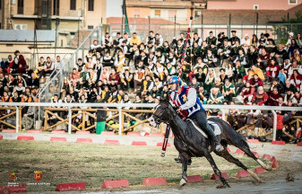 Il cavaliere Fabio Picchioni del Sestiere Porta Romana in sella a Genoria alla curva del Cassero.