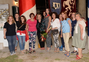 La dama di Agosto Giovanna Marozzi con le donne del sestiere.