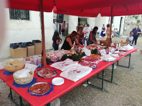 Il buffet offerto all'esterno della taverna.
