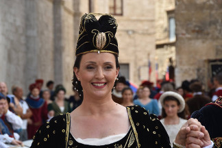 La dama Katia Picchi in Piazza Ventidio Basso.