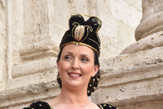 La dama Katia Picchi in Piazza Ventidio Basso.