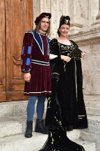 La dama Katia Picchi con il marito in Piazza Ventidio Basso.