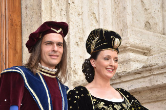 La dama Katia Picchi con il marito in Piazza Ventidio Basso.