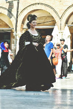 La dama Katia Picchi in Piazza del Popolo.