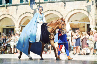 La dama a cavallo in Piazza del Popolo.