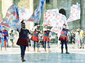 Gli sbandiertori in Piazza del Popolo.