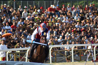 Il cavaliere Fabio Picchioni del Sestiere Porta Romana in sella a Natali's Jam appena partito sul rettilinio iniziale.