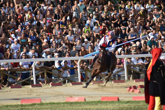 Il cavaliere Fabio Picchioni del Sestiere Porta Romana in sella a Natali's Jam nella curva del Carmine.
