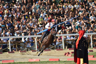 Il cavaliere Fabio Picchioni del Sestiere Porta Romana in sella a Natali's Jam nella curva del Carmine.