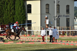 Il cavaliere Fabio Picchioni del Sestiere Porta Romana in sella a Natali's Jam al primo assalto.