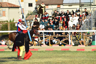 Il cavaliere Fabio Picchioni del Sestiere Porta Romana in sella a Natali's Jam nella curva del Cassero.