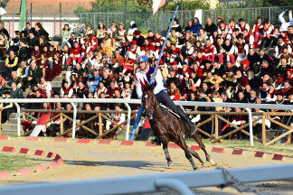 Il cavaliere Fabio Picchioni del Sestiere Porta Romana in sella a Natali's Jam nella curva del Cassero.