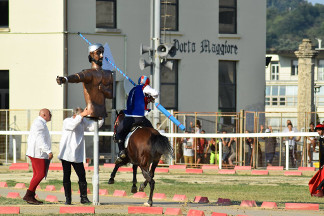 Il cavaliere Fabio Picchioni del Sestiere Porta Romana in sella a Natali's Jam al secondo assalto.
