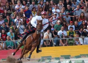 Emanuele Capriotti alla curva del 'Carmine'.