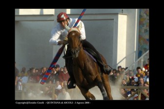 Emanuele Capriotti si lancia per il rettilinio finale.