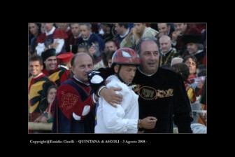 Emanuele Capriotti con in caposestiere ed il console.