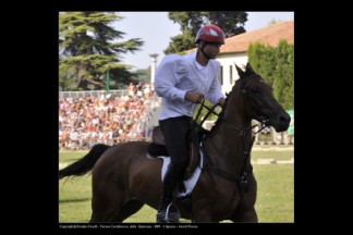 Emanuele Capriotti effettua dei giri di riscaldamento.