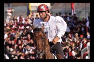 Emanuele Capriotti effettua dei giri di riscaldamento.