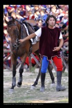 Roberto Capriotti accompagna la cavalcatura fuori dal campo.